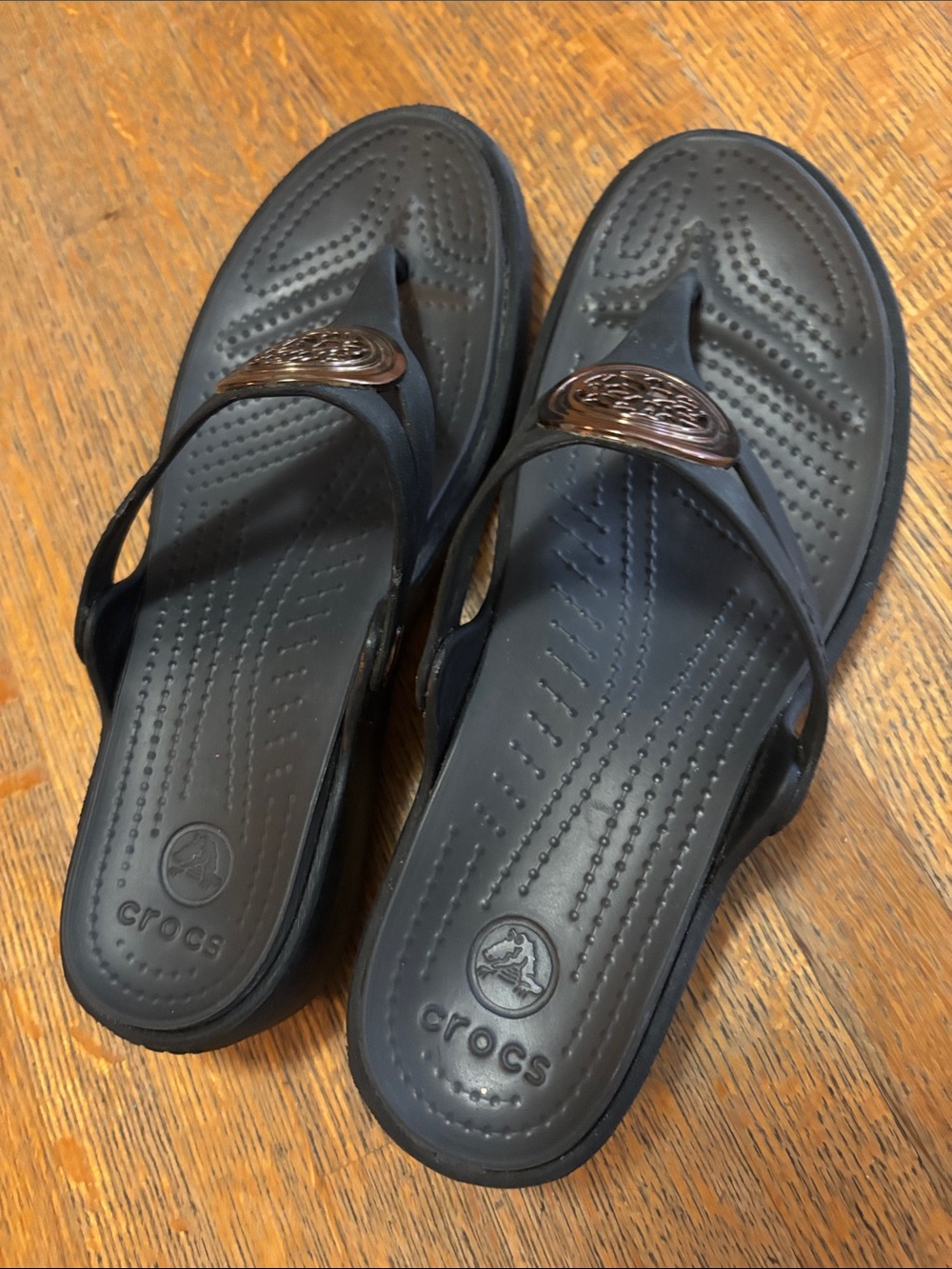 CROCS Sanrah Embellished Hammered Circle Wedge Flip Flop Sandals Black Gold 8 - Picture 3 of 13